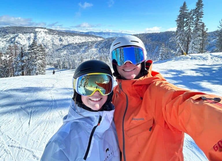 working-holiday-couple-snowboarders